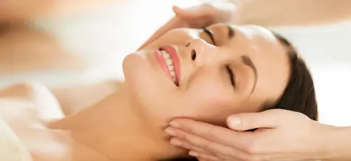 Trattamenti viso antietà per le rughe: le principali cause di invecchiamento cutaneo